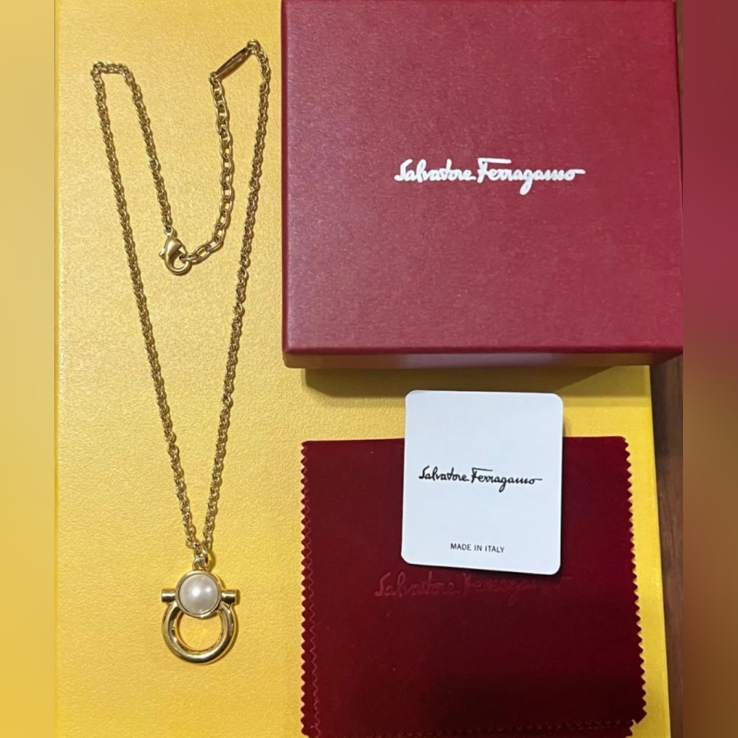 Salvatore Ferragamo Necklace Full Inclusion 300$
